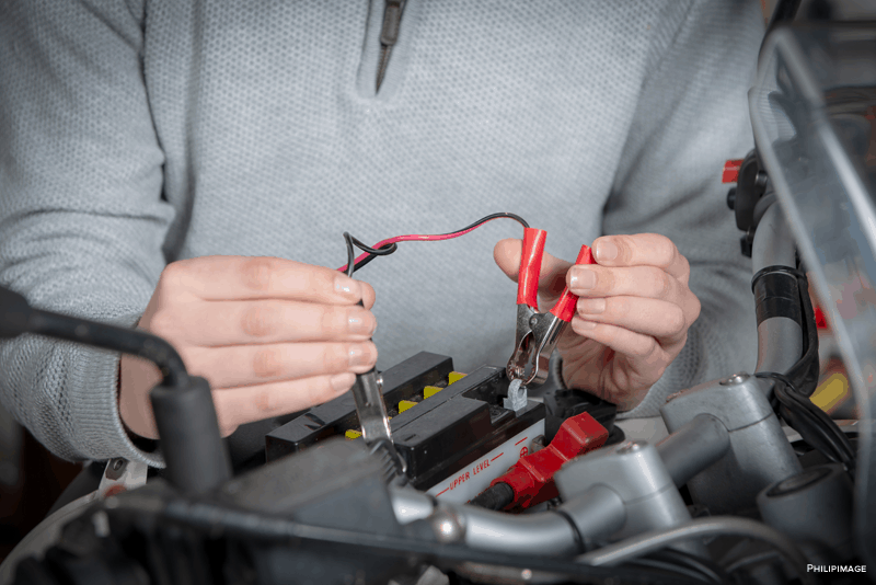 fazer a manutenção da bateria da moto no inverno